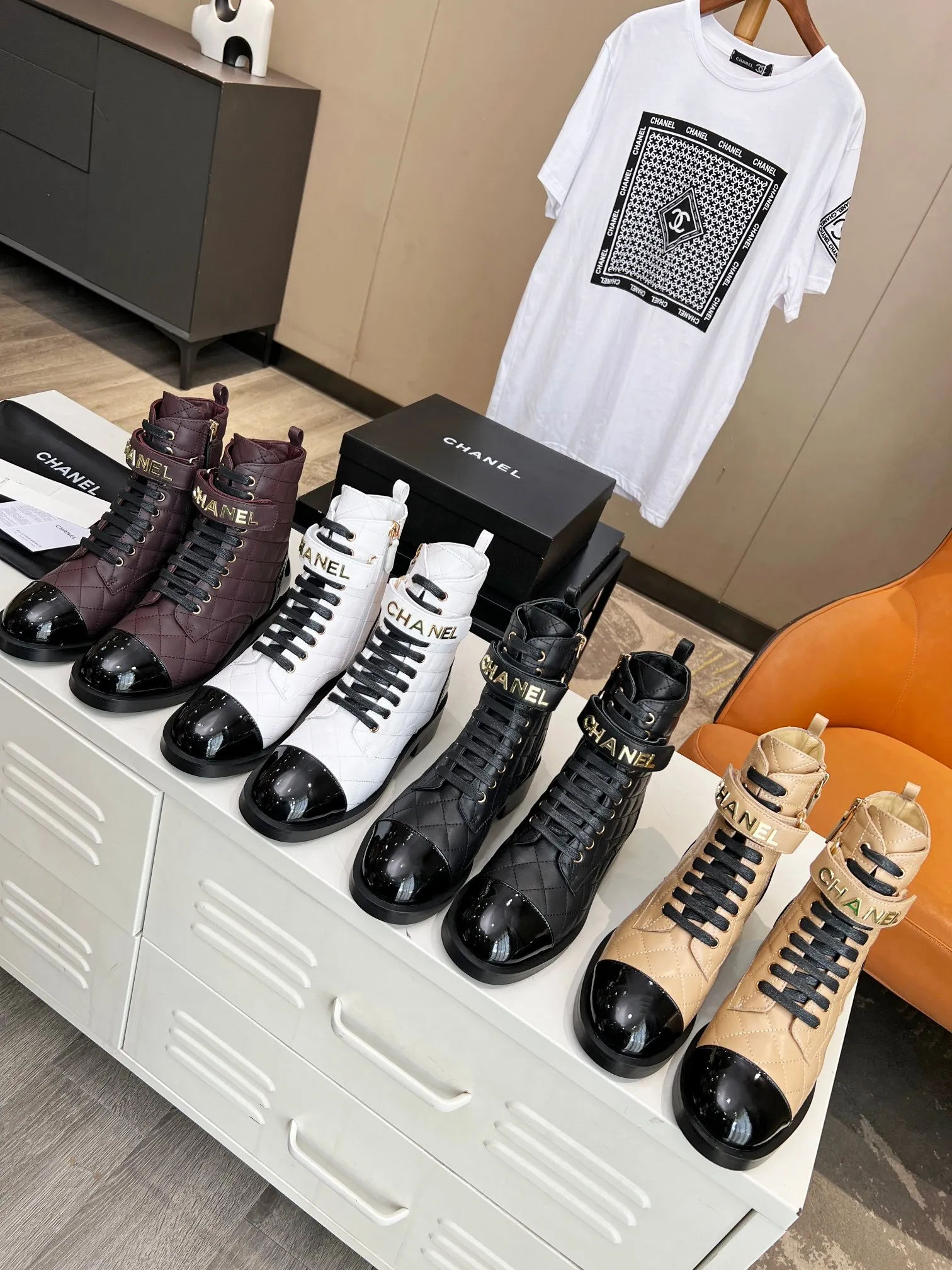 👟👟Ex-factory price 680👟👟 🔥 🔥 🔥 The official website is synchronized with "CHANEL" Chanel's latest 2023 Martin boots series! ▫️The top catwalk series✔The main season of autumn and winter, the rhythm of super popular styles! A must-have item for travel! It looks good in any combination💕 ▫️A beautiful shoe worth putting in your closet👉It’s super beautiful💃🏻▫️ Fabric: Original one-to-one mixed-breed cow🐮 leather Lining: Sheepskin lining Size: 35-40 (41 is custom-made and cannot be returned or exchanged)
